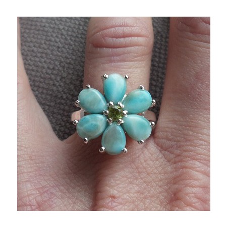 Zilveren ring bloem gezet met Larimar en Peridot 17 mm