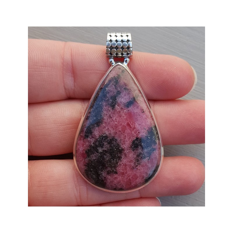 Zilveren hanger met druppelvormige cabochon geslepen Rhodoniet