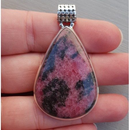 Zilveren hanger met druppelvormige cabochon geslepen Rhodoniet