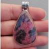 Zilveren hanger met druppelvormige cabochon geslepen Rhodoniet