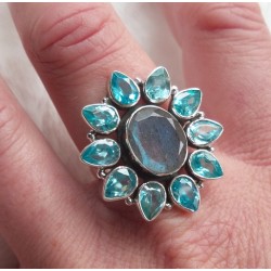 Zilveren ring met facet Labradoriet en blauwe Topazen 17.5 mm