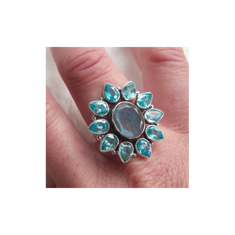 Zilveren ring met facet Labradoriet en blauwe Topazen 17.5 mm