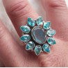 Zilveren ring met facet Labradoriet en blauwe Topazen 17.5 mm
