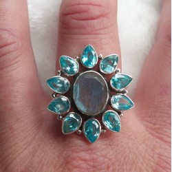 Zilveren ring met facet Labradoriet en blauwe Topazen 17.5 mm