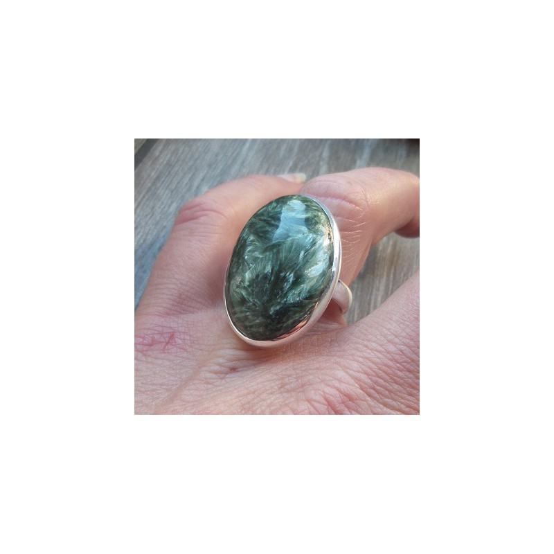 Zilveren ring gezet met brede ovale Seraphiniet maat 17.3 mm