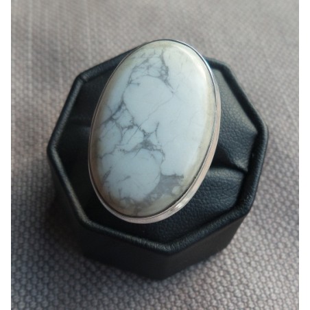 Zilveren ring gezet met Howliet ring maat 17 mm