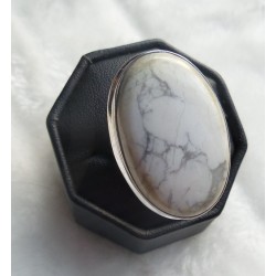 Zilveren ring gezet met Howliet ring maat 17 mm