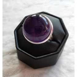 Zilveren ring gezet met ronde cabochon Amethist maat 19.7 mm