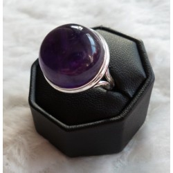Zilveren ring gezet met ronde cabochon Amethist maat 19.7 mm