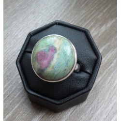 Zilveren ring gezet met ronde Robijn in Fuchsiet 19 mm