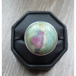 Zilveren ring gezet met ronde Robijn in Fuchsiet 19 mm