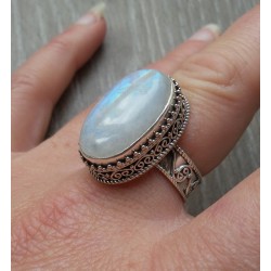 Zilveren ring gezet met Maansteen in bewerkte setting maat 18 mm