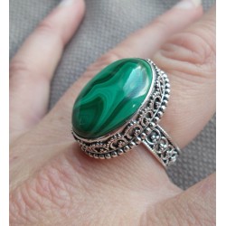 Zilveren ring gezet met Malachiet in bewerkte setting 18.5 mm