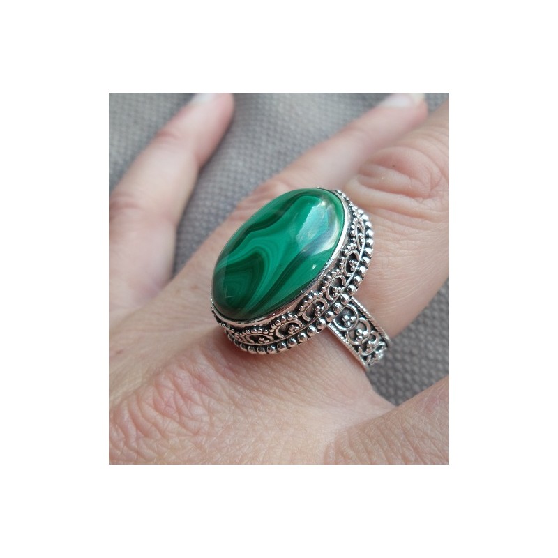 Zilveren ring gezet met Malachiet in bewerkte setting 18.5 mm