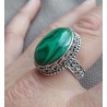Zilveren ring gezet met Malachiet in bewerkte setting 18.5 mm