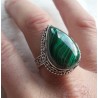 Zilveren ring druppelvorm Malachiet in bewerkte setting 19 mm
