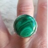 Zilveren ring ronde Malachiet gezet in bewerkte setting 17.5 mm