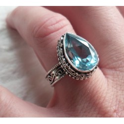 Zilveren ring druppelvorm blauw Topaas bewerkte setting 17 mm