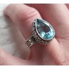 Zilveren ring druppelvorm blauw Topaas bewerkte setting 17 mm
