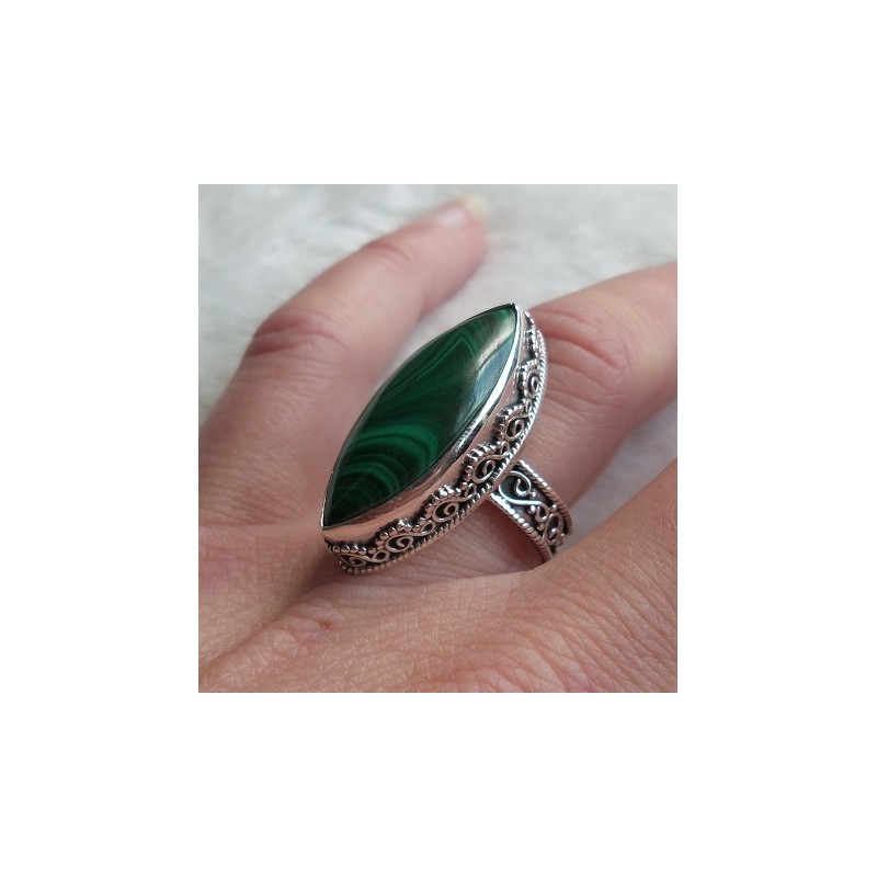 Zilveren ring met marquise Malachiet in bewerkte setting 18 mm