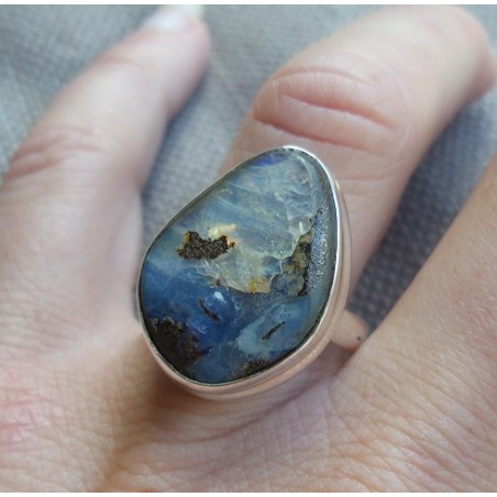 Zilveren ring gezet met Boulder Opaal maat 18 mm