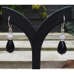 Zilveren oorbellen met zwarte Onyx en blauw Lace Agaat