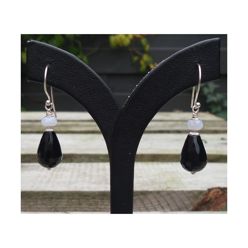 Zilveren oorbellen met zwarte Onyx en blauw Lace Agaat