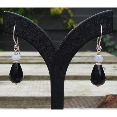 Zilveren oorbellen met zwarte Onyx en blauw Lace Agaat