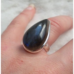 Zilveren ring gezet met druppelvorm Labradoriet 17 mm
