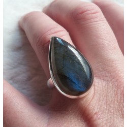 Zilveren ring gezet met druppelvorm Labradoriet 17 mm