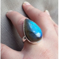 Zilveren ring gezet met druppelvorm Labradoriet 17 mm