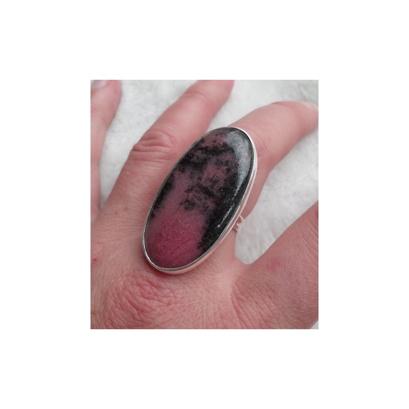Zilveren ring gezet met grote ovale Rhodoniet maat 18.5 mm