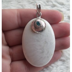 Zilveren hanger met grote ovale Scoleciet gezet met blauw Topaas