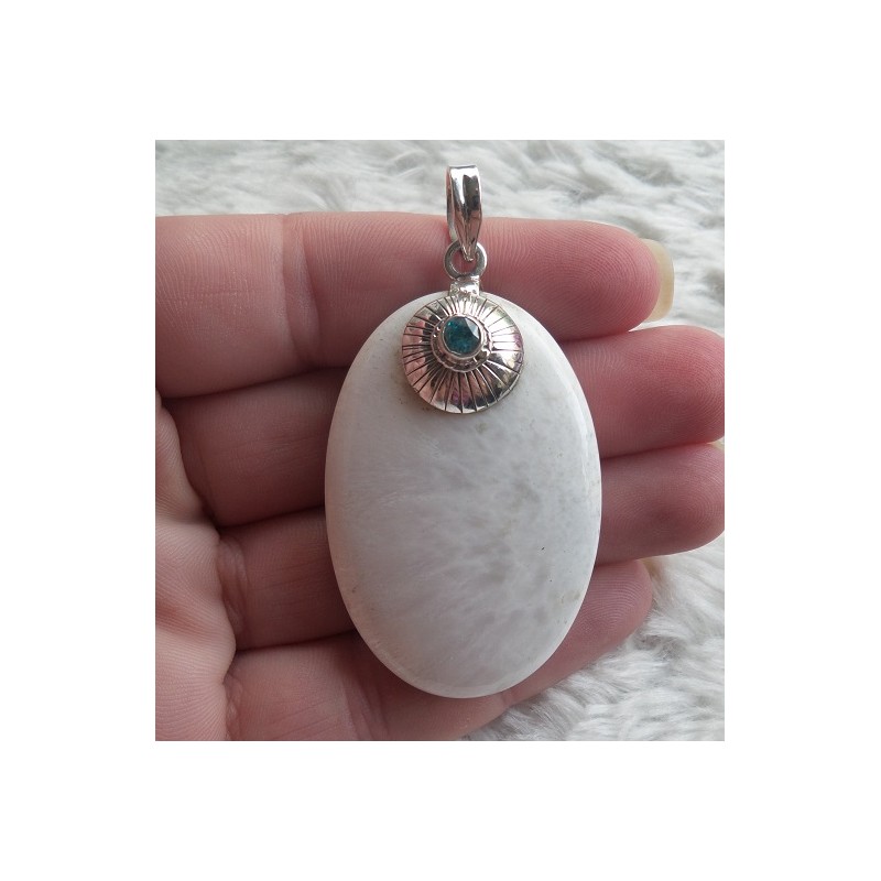 Zilveren hanger met grote ovale Scoleciet gezet met blauw Topaas