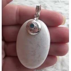 Zilveren hanger met grote ovale Scoleciet gezet met blauw Topaas