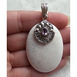 Zilveren hanger met grote Scoleciet en Amethist