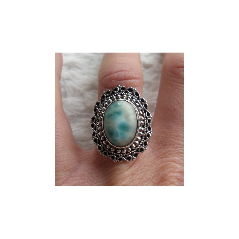 Zilveren ring met Larimar gezet in bewerkte kop maat 17 mm