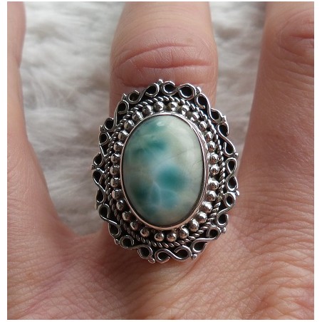 Zilveren ring met Larimar gezet in bewerkte kop maat 17 mm