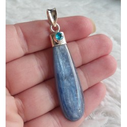 Zilveren hanger gezet met Kyaniet en ronde blauwe Topaas