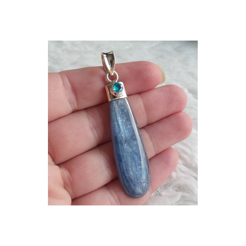 Zilveren hanger gezet met Kyaniet en ronde blauwe Topaas