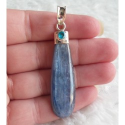 Zilveren hanger gezet met Kyaniet en ronde blauwe Topaas
