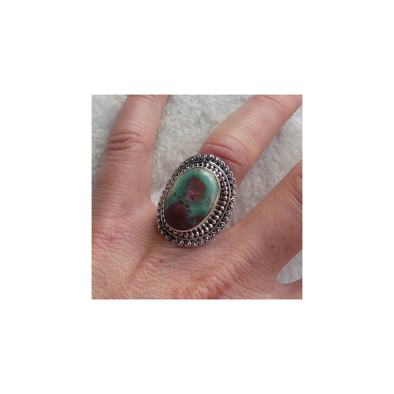 Zilveren ring met Robijn in Fuchsiet gezet in bewerkte kop 17 mm