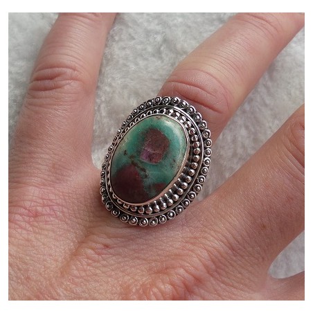 Zilveren ring met Robijn in Fuchsiet gezet in bewerkte kop 17 mm