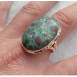 Zilveren ring gezet met grote Robijn in Fuchsiet maat 20 mm