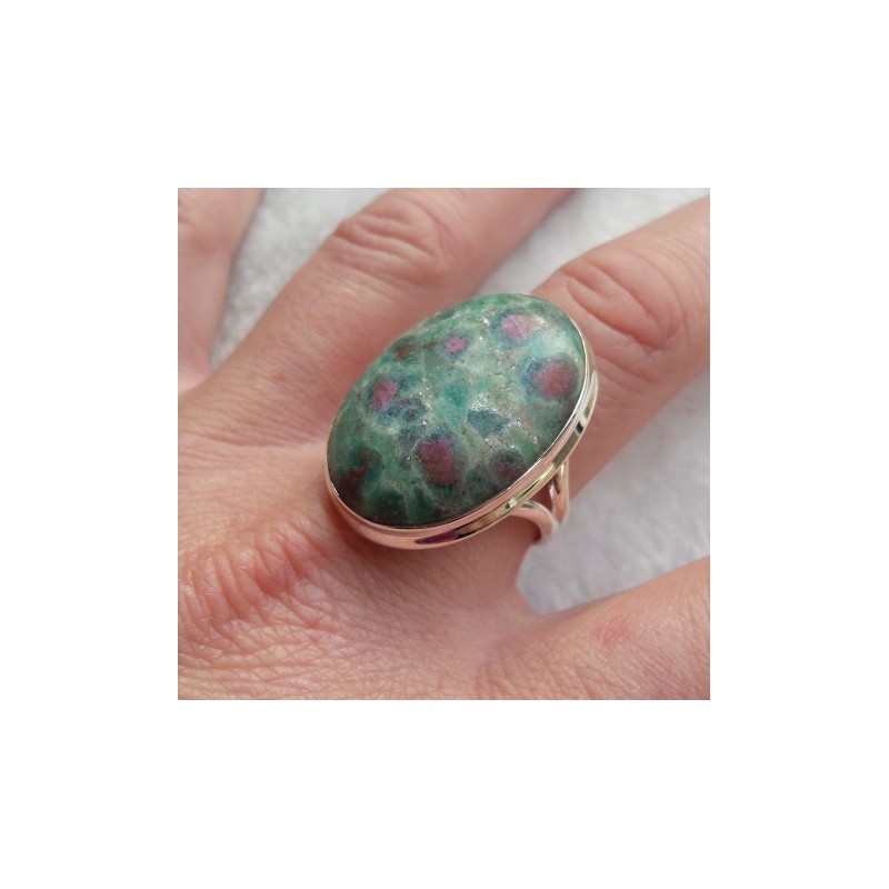 Zilveren ring gezet met grote Robijn in Fuchsiet maat 20 mm