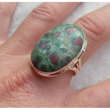 Zilveren ring gezet met grote Robijn in Fuchsiet maat 20 mm