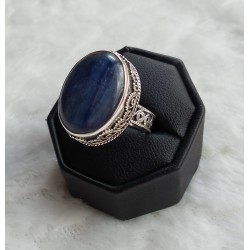 Zilveren ring met Kyaniet gezet in bewerkte setting 18 mm