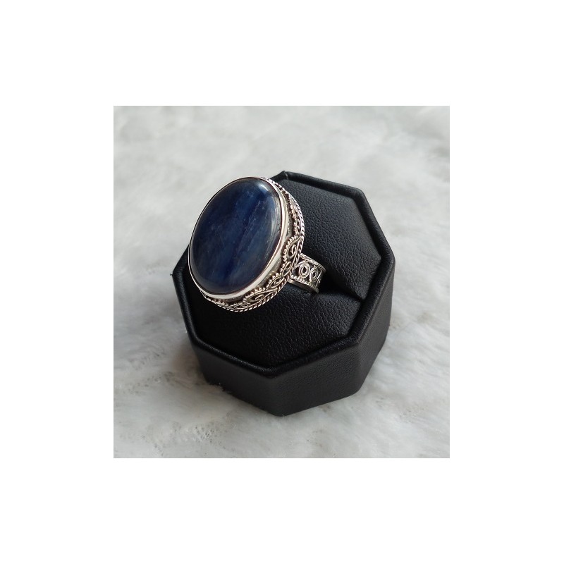 Zilveren ring met Kyaniet gezet in bewerkte setting 18 mm