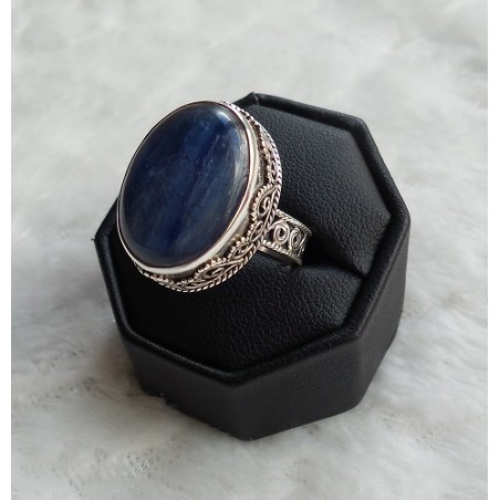 Zilveren ring met Kyaniet gezet in bewerkte setting 18 mm