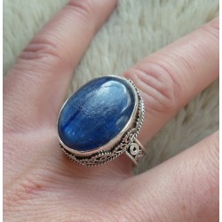 Zilveren ring met Kyaniet gezet in bewerkte setting 18 mm